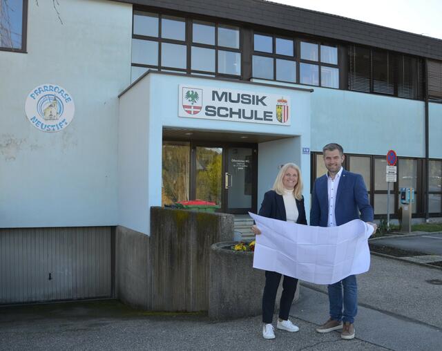 Bürgermeister Christoph Bauer präsentierte Bezirksparteiobfrau und Landtagsabgeordneter Gertraud Scheiblberger den Sanierungsplan der Musikschule. | Foto: OÖVP/Gierlinger