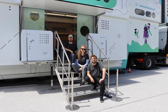 Die Kinder werden von ausgebildeten "DigiTrainern" ausgebildet. Im Bild Benedikt Pfisterer, Lisa Hochgattener und Deniss Boldavesko (v.l.).  | Foto: Nimpf