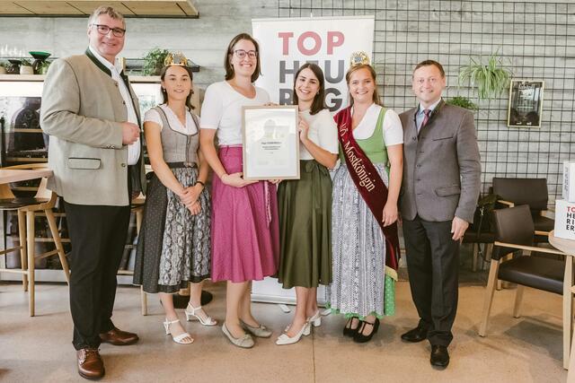 Sonderpreisverleihung Bezirk Baden, Schwertführer (v.l.): NÖ Weinbaupräsident Reinhard Zöchmann, Weinkönigin Laura I., Anna Schwertführer, Katharina Schwertführer, Mostkönigin Elena I., Obmann der bäuerlichen Direktvermarkter NÖ Johann Höfinger. | Foto: LWmedia/Leonardo Ramirez