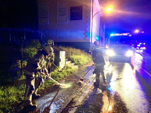 Im Bereich der sogenannten „Schwöller-Stiege“ in der Gemeinde Oberndorf flossen große Mengen Wasser auf die Salzburger Straße. Die Freiwillige Feuerwehr Oberndorf war im Einsatz. | Foto: FF Oberndorf
