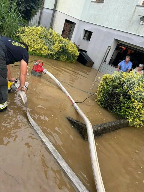 Die Stadtfeuerwehr war auch mit Pumparbeiten nach Überflutungen beschäftigt. | Foto: Stadtfeuerwehr Oberwart