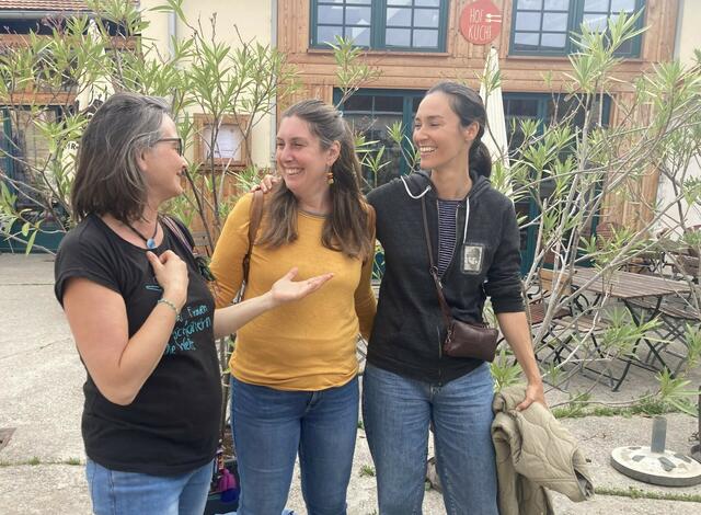 Besucherinnen beim Grenzenlosen Weltcafé Renate Sova, Julia Doppler und Laura Aigner | Foto: Grenzenlos