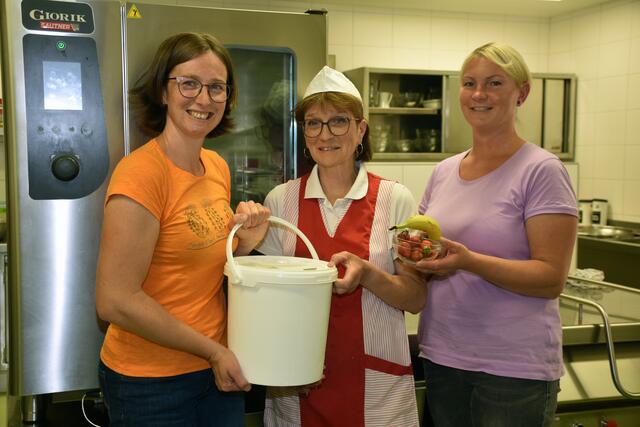 Zum Weltmilchtag stellten sich Petra Kloibhofer und Bernadette Rumetshofer vom Bäuerinnen-Team Pabneukirchen im Kindergarten mit Kakao und bei der Schulköchin Andrea Kastenhofer mit Milch ein. | Foto: Zinterhof