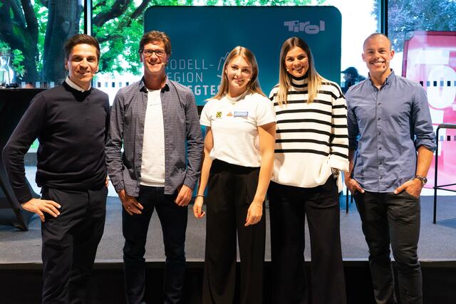 Vor kurzem wurde im "Das Brahms" in Innsbruck Sport und Bewegung in der Lebenswelt der Generation Z beleuchtet.
Im Bild: (v.l.) Thomas Rohregger (ehemaliger Rennradprofi und Sportnetzwerk Tirol), Guido Thaler (ehemaliger Mountainbike-Profi und Forscher am Institut für Erziehungswissenschaften der Universität Innsbruck), Magdalena Rauer (Stabhochsprung-Ass), Anna-Maria Kogler (Sportnetzwerk Tirol, Leistungssportbeauftragte Tiroler Golfverband, Nachwuchsreferentin Österreichischer Golf-Verband) und Fabian Costa (ehemaliger Radprofi und Sportlehrer) | Foto: Lebensraum Tirol Gruppe