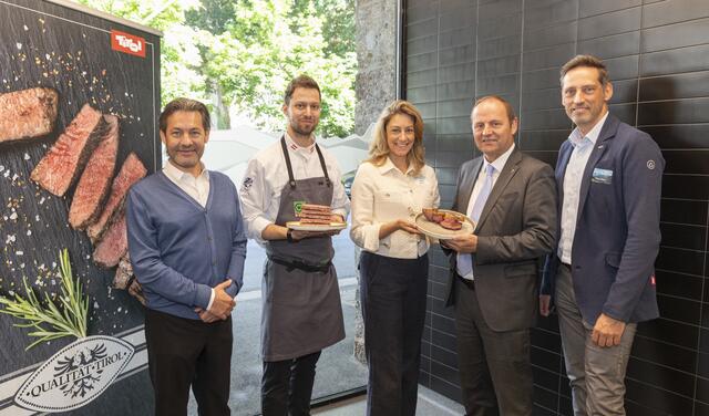  v.l.: Karl Huber (Metzgerei Huber St. Johann i.T.), Martin Randolf (WIFI Tirol), Klara Neurauter (GF Neurauter frisch), LH Stv. Josef Geisler und Clemens Mair (GF TBP) freuen sich die vorbildliche Zusammenarbeit. | Foto: © AMTirol, Die Fotografen