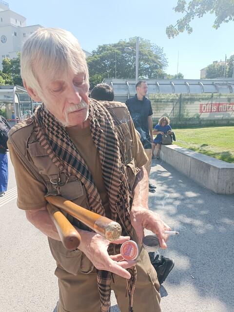 Raucher mit "Aschloch" Taschenascher von Marcus Franz 