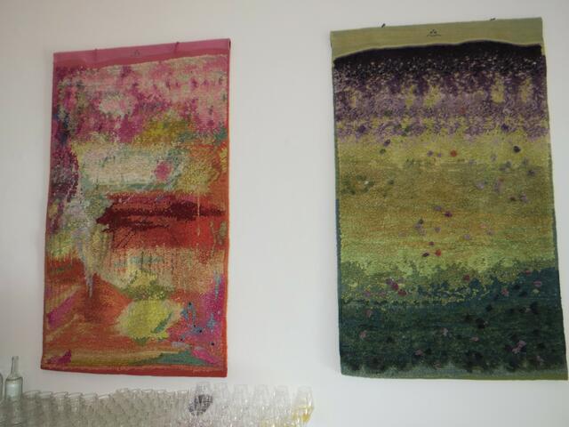 Die Idee eines neuen Gartenteppichs wird in den Teppichen am Hochstuhl per Hand gewebt und geknüpft.