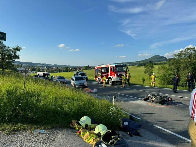Die Freiwillige Feuerwehr Obertrum war nach dem tödlichen Verkehrsunfall Dienstagabend auf der Mattseer Landstraße mit Aufräumungsarbeiten im Einsatz. | Foto: Freiwillige Feuerwehr Obertrum