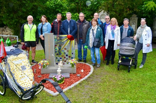 Pfarrer Pawel Wojciga, Karin Böhm, Sternenkind-Charity-Läufer Rainer Juriatti, Bgm. LAbg. Wolfgang Kocevar, STR Thomas Dobousek, STR Maria Melchior, GR Matthias Hacker, GR Alfred Bruzek, GR Gabriela Ott, Christian Wenk, Monika Romaniewicz. | Foto: Stadtgemeinde Ebreichsdorf