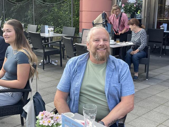 Komparse Helmut Breininger spielt diesmal einen Gast in einem Kaffeehaus. | Foto: Fischer/Gady