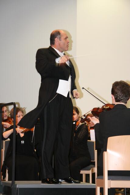 Wolfgang Sobotka schwingt nicht nur in der Politik den Taktstock. Auf diesem Bild aus dem Jahr 2012 dirigiert er das Waidhofner Kammerorchester im Grafenwörther Haus der Musik.