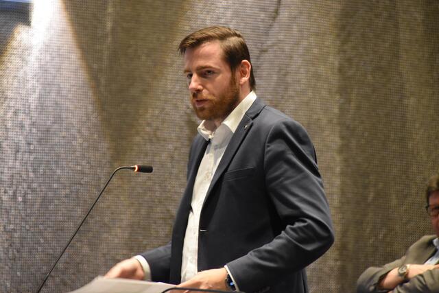 "Für uns Freiheitliche hat dieses kunterbunte politische Kampfsymbol der woken Politsekte weit abseits der gesellschaftlichen Mitte nichts am Rathaus verloren und gehört sofort wieder abgehängt“, fordert GR Christofer Ranzmaier (FPÖ Kufstein).  | Foto: Barbara Fluckinger