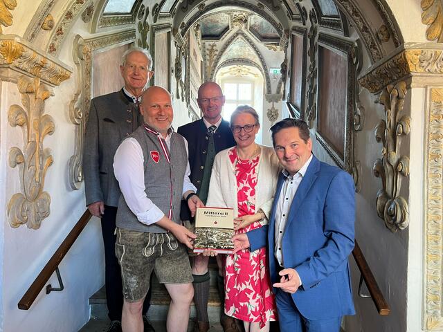 Hannes Wartbichler (Stadtarchivar), Michael Sinnhuber (GF TVB und Stadtmarketing), Volker Kalcher (Stadtrat Sport- und Kultur), Eva Pötzl (GF KHS), Klaus Lorenz (Präsident KHS) (v. li.). | Foto: KHS