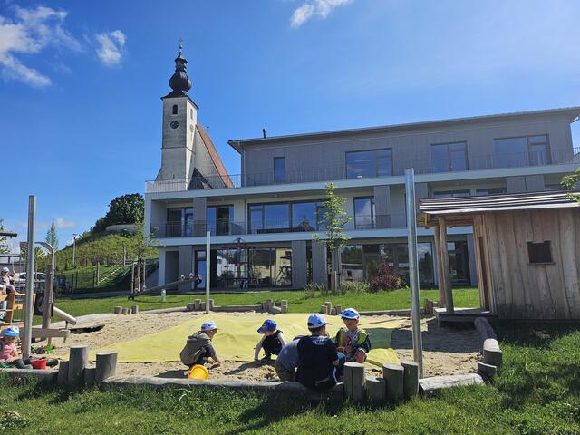 Das Gemeindeamt in Rüstorf ist bereits seit Oktober in Betrieb. Nun werden Eröffnung und Kindergartenjubiläum gefeiert.  | Foto: Gemeinde Rüstorf.