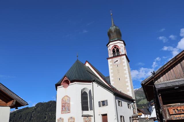 Die Pfarrkirche Heiliger Johannes der Täufer im Zentrum von Fiss. | Foto: Seelos