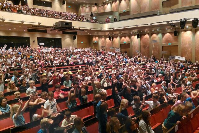 Die Volksschülerinnen und -schüler versammelten sich Mittwochfrüh im Haus für Mozart zum großen Mitmachkonzert anlässlich des Abschlussfests des „Singenden Klassenzimmers“. | Foto: Land Salzburg/Alexander Paier