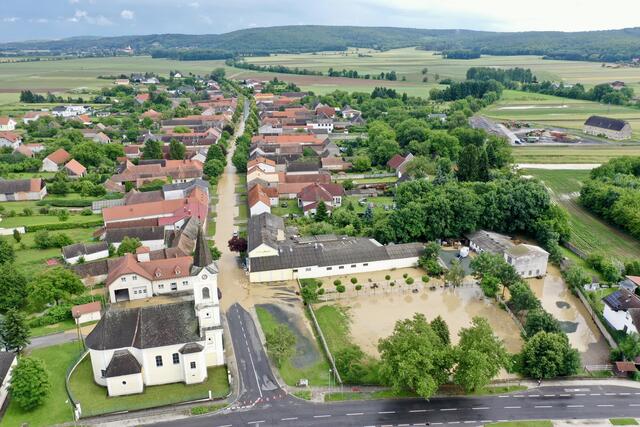 Überflutete Hauptstraße in Unterloisdorf. | Foto: Regionaut Gerald Schlögl