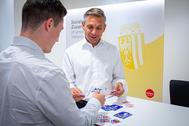 Auf der Suche nach den letzten EM-Stickern für das Sammelalbum? Landesrat Wolfgang Hattmannsdorfer lädt ein zur regionalen Tauschbörse in den Jugendinfo-Stores. | Foto: Büro LR Hattmannsdorfer