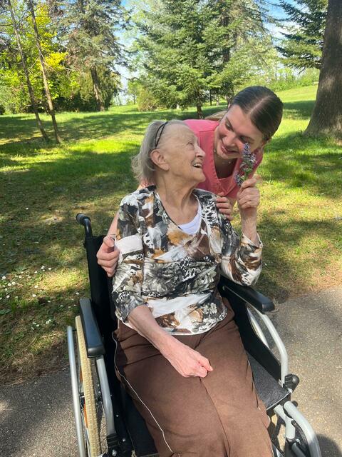 Katharina Vrabetz beim Spaziergang mit Bewohnerin im Park des Mater Salvatoris | Foto: Mater Salvatoris