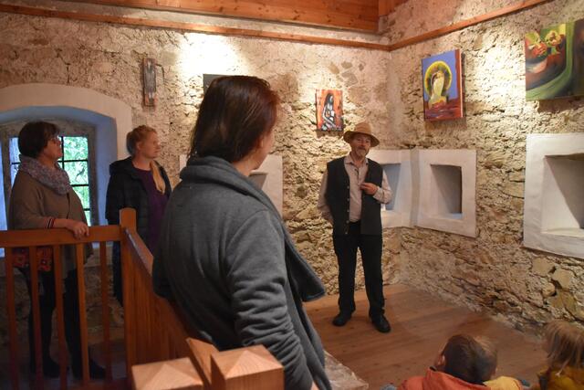 Ausstellungseröffnung im Scheibbser Pulverturm: Der Kulturförderverein "Die KunstStifter" feiert seine Wiederauferstehung. | Foto: Roland Mayr