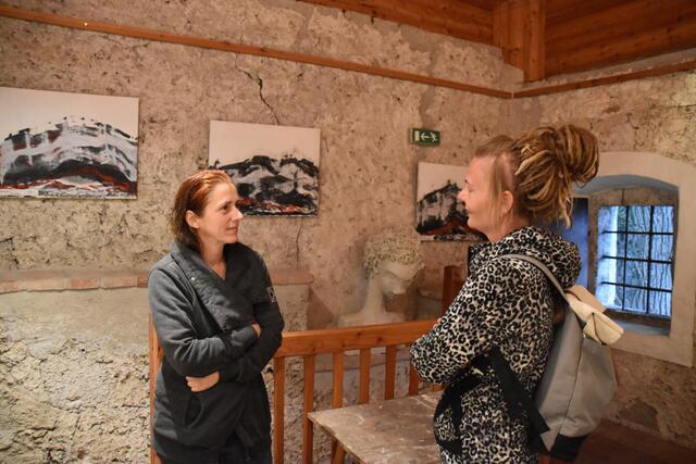 Ausstellungseröffnung im Scheibbser Pulverturm: Der Kulturförderverein "Die KunstStifter" feiert seine Wiederauferstehung. | Foto: Roland Mayr