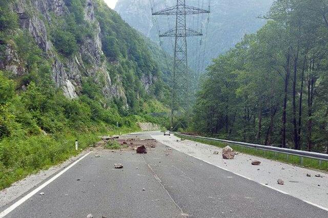 Felssturz auf der B159 Salzachtal Straße. Kurz nach Golling in Fahrtrichtung Süden sind mehrere Felsbrocken niedergegangen. Personen sind nach derzeitigem Stand nicht zu Schaden gekommen.  | Foto: Land Salzburg / Landesgeologischer Dienst