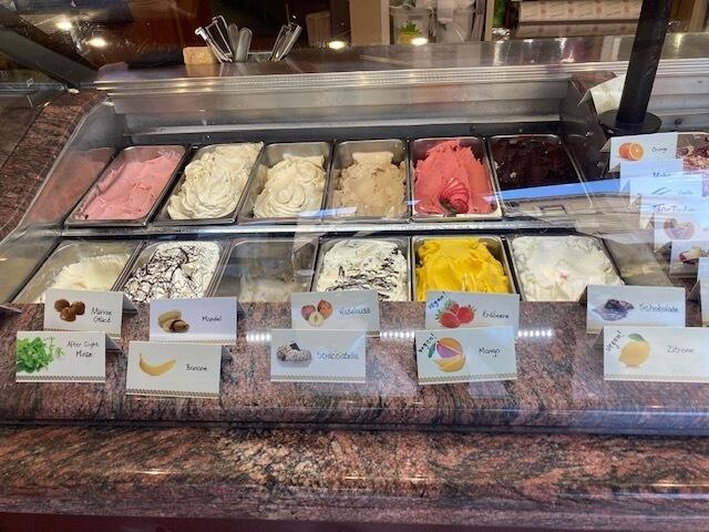 Das Eis wird bei Wiens beliebtestem Eissalon "Gelati Serafini" mehrmals täglich frisch zubereitet. | Foto: Barbara Fasching