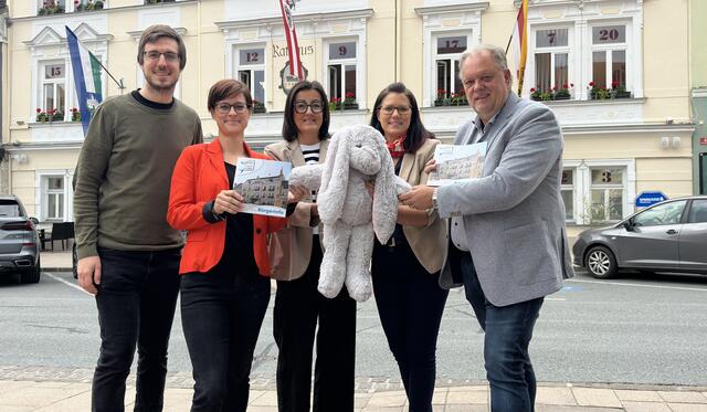 Gemeinderat Andreas Peterjan, Vizebürgermeisterin Isabella Breiml, Stadträtin Andrea Pecile, Landesrätin Sara Schaar, Bürgermeister Martin Treffner (v.l.) | Foto: Stadtgemeinde Feldkirchen