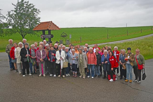 Die SeniorInnen gemeinsam mit den BetreuerInnen beim Mostheurigen.

 | Foto: RKNÖ/Sengseis
