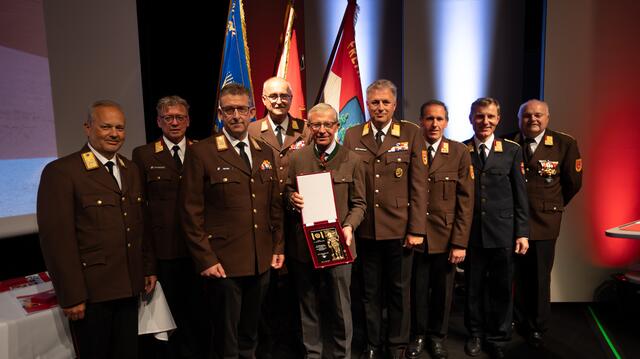 Landeshauptmann Wilfried Haslauer wurde mit der Florianiplakette des Österreichischen Bundesfeuerwehrverbandes in Gold ausgezeichnet. | Foto: Elias Aussenegg/Louis Lieli