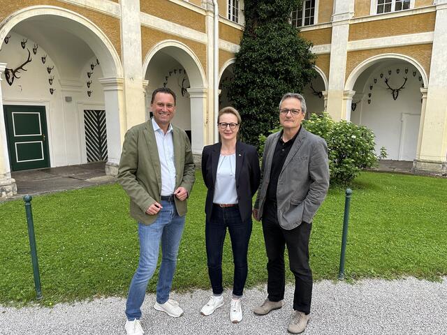 Barbara Müller übernimmt mit Jänner 2025 die Leitung der Museen in Schloss Stainz und Krieglach von Karlheinz Wirnsberger (r.) | Foto: Universalmuseum Joanneum