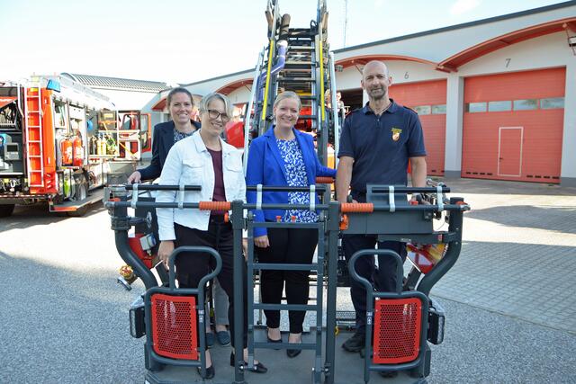 Eine Fahrt mit der Drehleiter Waidhofen machten Laura Hennebichler, Manuela Herzog und Elisabeth Meisel mit Feuerwehrkommandant-Stellvertreter Manfred Astner (v.l.) | Foto: BFK WT/St. Mayer