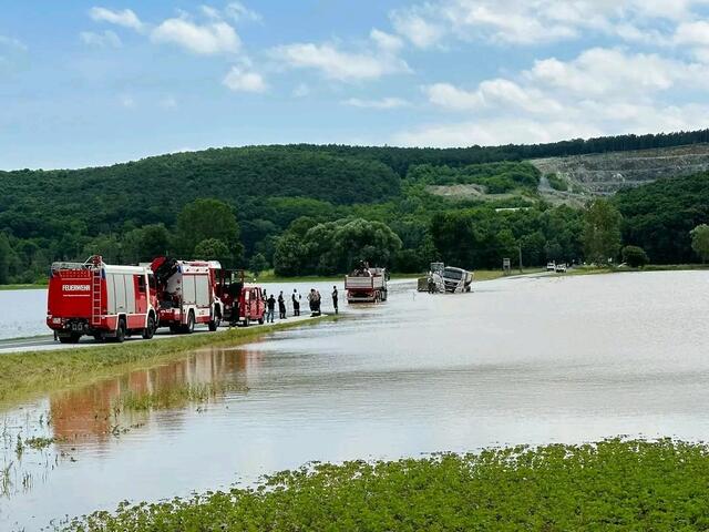 Durch den Starkregen war u.a. die Straße zum Steinbruch Badersdorf überflutet. | Foto: Stadtfeuerwehr Oberwart