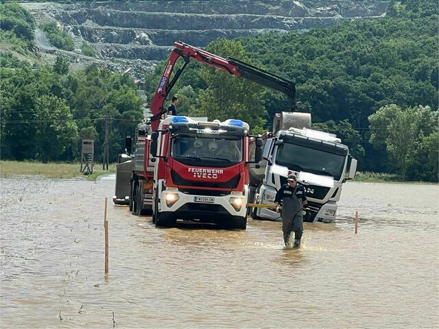 Die Feuerwehren Oberwart und Badersdorf befreiten einen hängen gebliebenen Lkw. | Foto: Feuerwehr Badersdorf