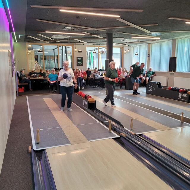 Den ganzen Nachmittag wurden die Kegelbahnen im Jufa Hotel Weiz bespielt. | Foto: zVg