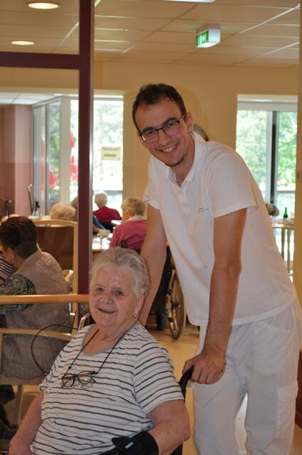 Zivildiener Jonathan Deditz mit Bewohnerin im Mater Salvatoris | Foto: Mater Salvatoris