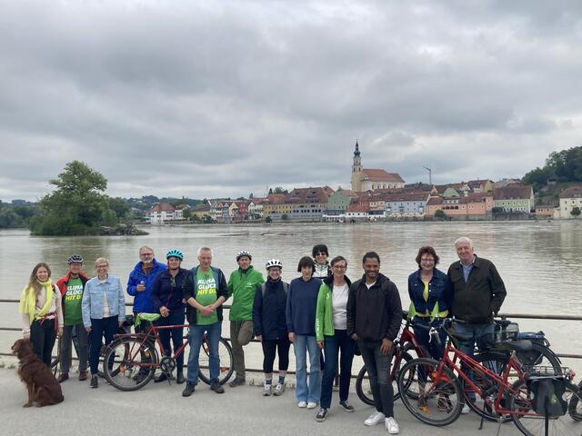 Die Grünen auf Neuhauser Seite vor der Kulisse Schärdings. | Foto: Grüne