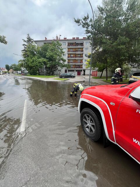 Ein Starkregenschauer zog über Wr. Neustadt und flutete innerhalb von Minuten die Sickerschächte des Regenwasserabflusssystems der Stadt. | Foto: FF WRN