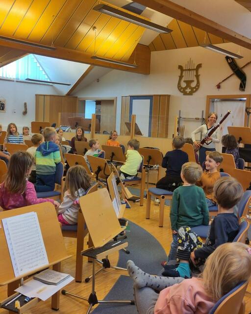 Zahlreiche Kinder waren zur Instrumentenvorstellung der MK Pinswang gekommen. | Foto: Musikkapelle Pinswang