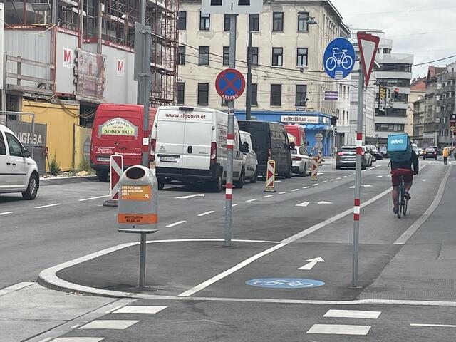 Auf der rechten Seite der Landgutgasse ist der Radweg bereits ausgebaut. Die andere Seite wird mit dem Ausbau der Wohnbauten fertiggestellt. | Foto: Pufler