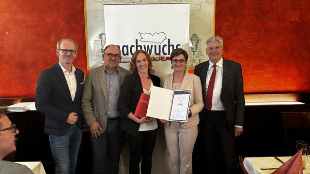 v. li.: Landeshauptmann Peter Kaiser, Landesrätin Beate Prettner, Absolventin Kathrin Maier, Renner Institutsleiter Harry Koller und SPÖ-Landesgesschäftsführer Andreas Sucher | Foto: SPÖ Kärnten