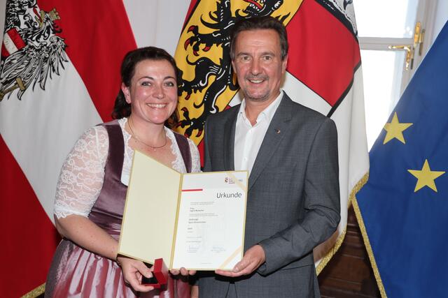 Die Pinzgauerin Ingrid Ronacher aus Kaprun ist Welt, Europa- und mehrfache Staatsmeisterin im 3D-Bogenschießen. Sie wurde in der Residenz mit dem Salzburger Sport-Ehrenlorbeer in Gold ausgezeichnet. Im Bild: Landesrat Martin Zauner bei der Verleihung des Salzburger Sportehrenlorbeers in Gold an Ingrid Ronacher aus Kaprun. | Foto: Land Salzburg / Franz Neumayr