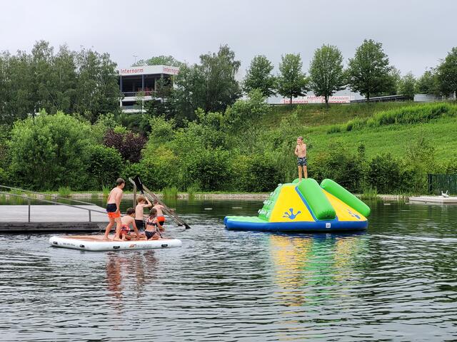 Ein Floß und das Wasserpark-Element Rodeo-Splash bereiten den Kindern in Sarleinsbach viel Spaß. | Foto: Marktgemeinde Sarleinsbach