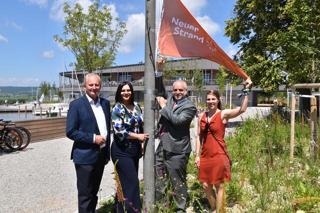 Neuer Strand Neusiedler See: Zur Eröffnung wurde die Fahne gehisst. (v.l.) Erwin Preiner, Obmann des Vereins Welterbe Neusiedler See, Landeshauptmann-Stellvertreterin Astrid Eisenkopf, Esterhazy-Vorstand Matthias Grün und Breitenbrunns Vize-Bürgeremeisterin Anja Tröllinger.  | Foto: Stefan Schneider