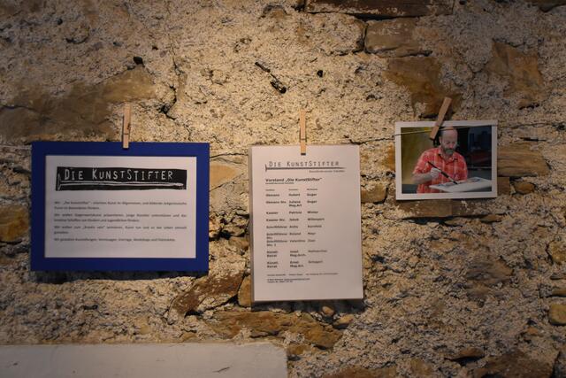 Ausstellungseröffnung im Scheibbser Pulverturm: Der Kulturförderverein "Die KunstStifter" feiert seine Wiederauferstehung. | Foto: Roland Mayr