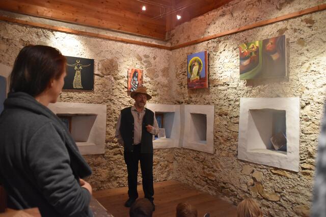 Ausstellungseröffnung im Scheibbser Pulverturm: Der Kulturförderverein "Die KunstStifter" feiert seine Wiederauferstehung. | Foto: Roland Mayr