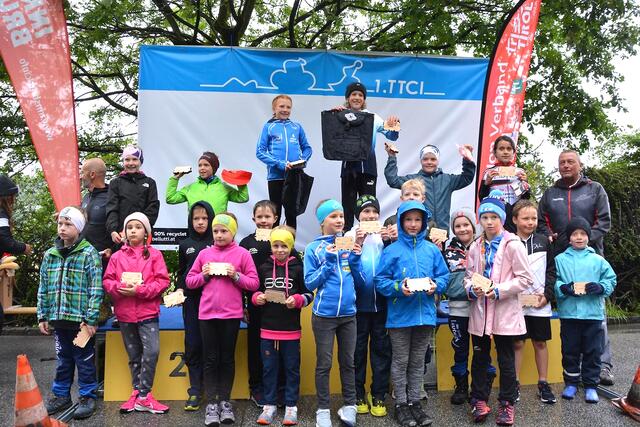 Trotz Regen freuten sich die Kinder bei der Siegerehrung mit Obmann Stefan Rief, Zugkoordinatorin Renate Freisinger und Präsident Julius Skamen | Foto: ASVÖ-Euregio Kinder Triathlon Zug