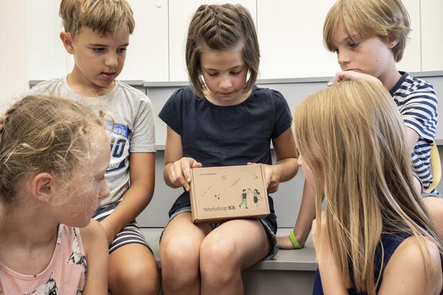 Alle teilnehmenden Schülerinnen und Schüler bekommen einen Workshop-Kit geschenkt. | Foto: missimo