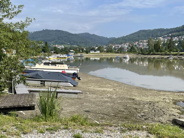 In Kasten ging das Wasser wegen der Schleusenöffnung massiv zurück. Boote liefen auf Grund (Foto von 5. Juni 2024 vormittags).  | Foto: BRS