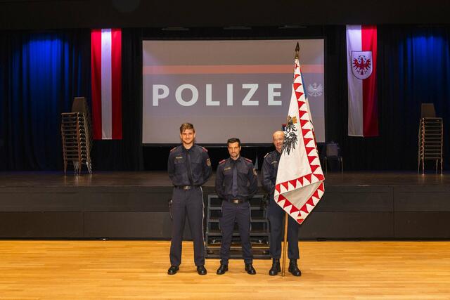 Die beiden neuen Polizisten, die im Bezirk Reutte ihren Dienst verrichten, mit dem Fähnrich der LPD Tirol. | Foto: Polizei Tirol